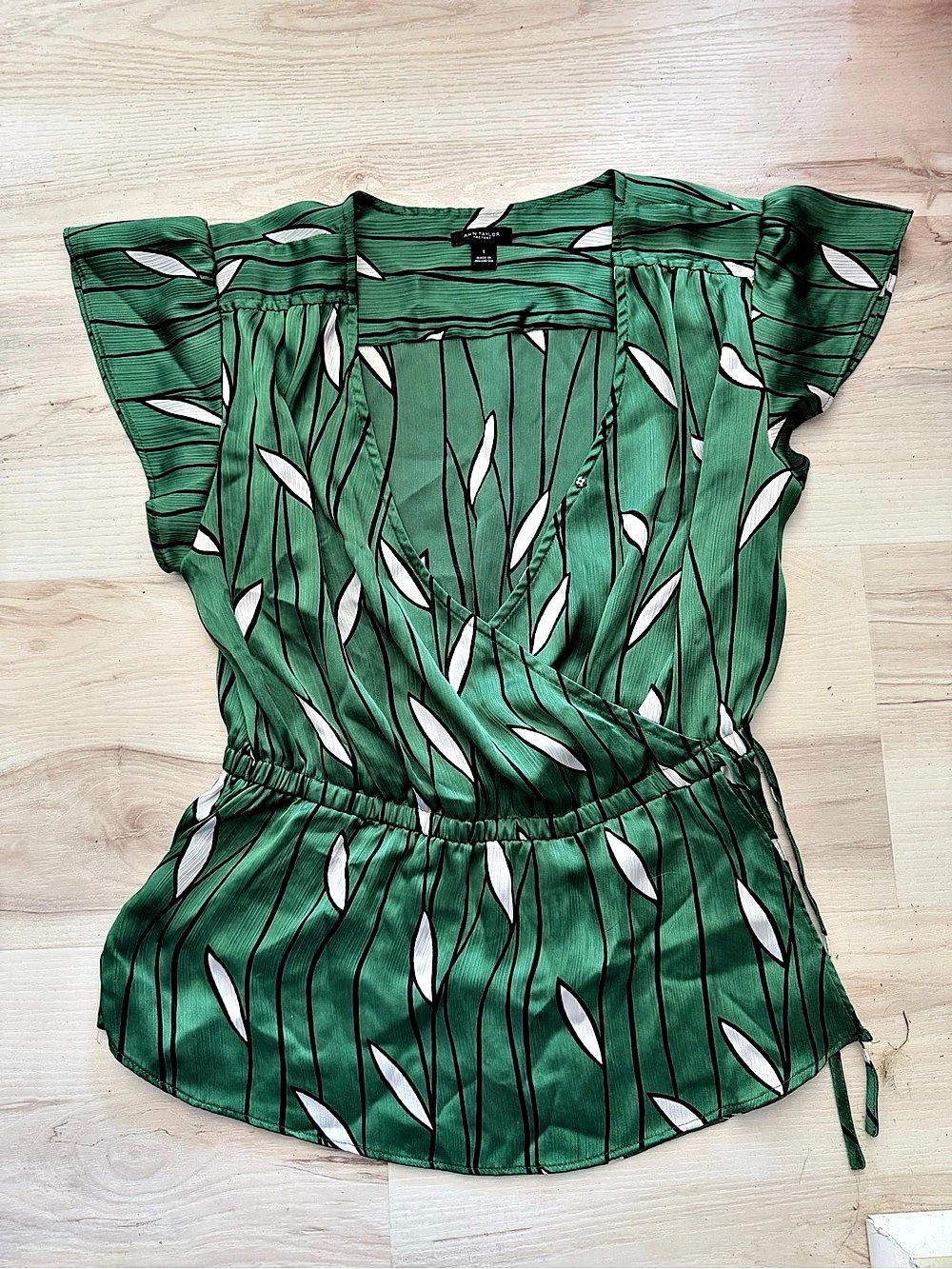 Ann Taylor Factory Green Abstract Top Size Small Like New